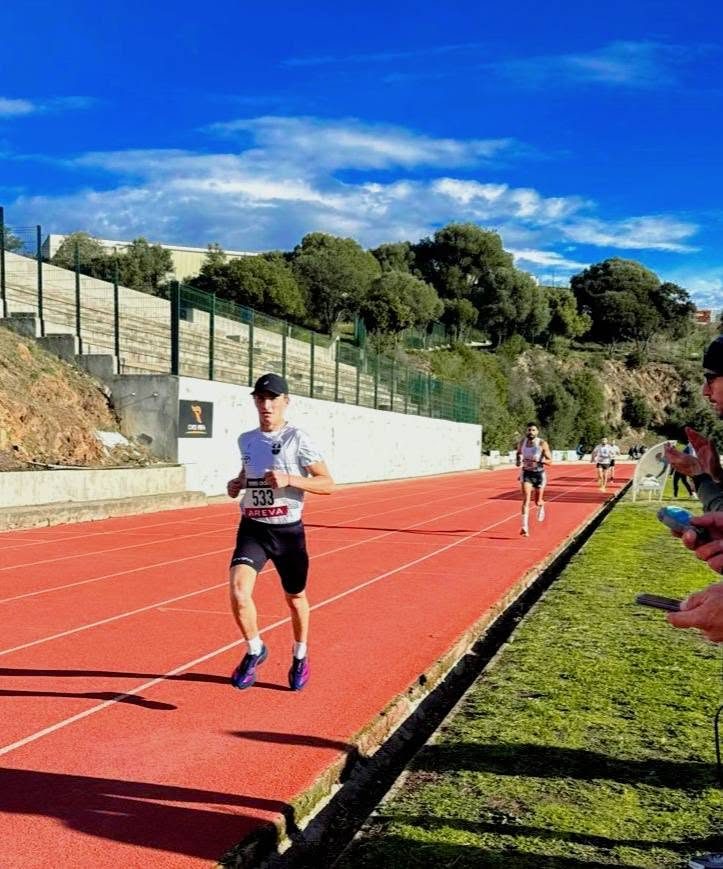 Coureur du club en compétition sur la piste